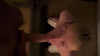 Huesos Delaet Minet Na Balkone